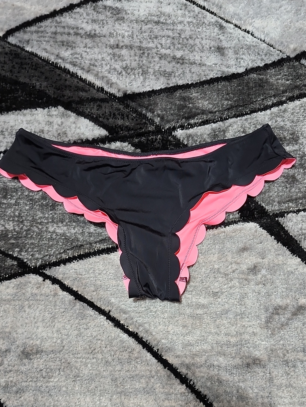 VS PINK 2015 BLACK SCALLOPED EDGE PINK CONTRAST CHEEKY BIKINI SWIM BOTTOM